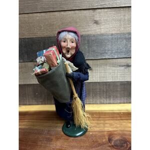 Byers Choice Carolers 1994 Old Lady With Broom And Presents